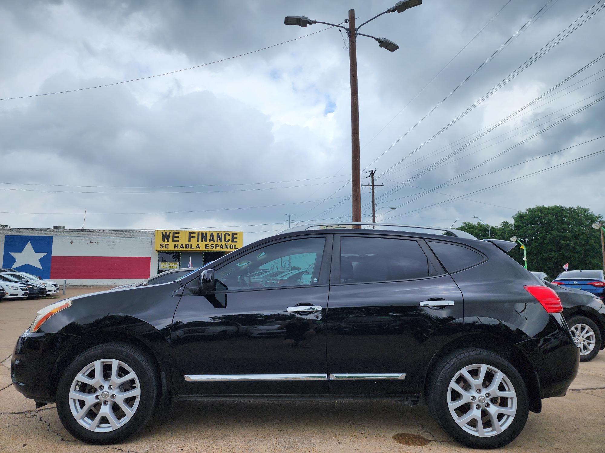 2013 BLACK Nissan Rogue SL (JN8AS5MT0DW) with an 2.5L L4 DOHC 16V engine, Continuously Variable Transmission transmission, located at 2660 S.Garland Avenue, Garland, TX, 75041, (469) 298-3118, 32.885551, -96.655602 - Welcome to DallasAutos4Less, one of the Premier BUY HERE PAY HERE Dealers in the North Dallas Area. We specialize in financing to people with NO CREDIT or BAD CREDIT. We need proof of income, proof of residence, and a ID. Come buy your new car from us today!! This is a Very clean 2013 NISSAN ROGU - Photo #6